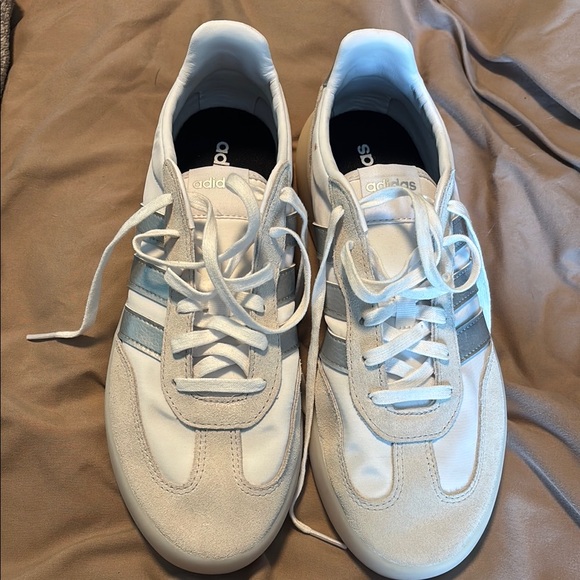 Adidas Barreda White and Silver Casual Shoes Size 8 W - Picture 2 of 5